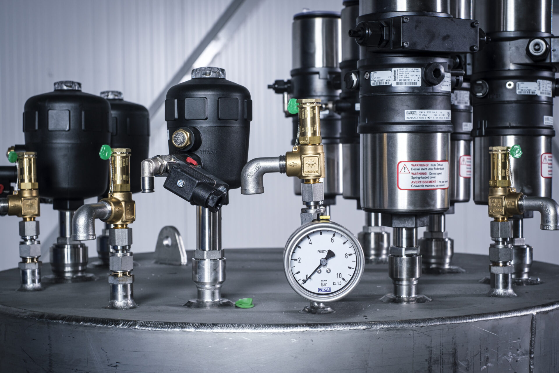 Detailed side-view on valves of phase separator